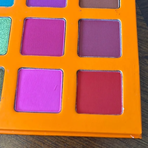 Sassy Jones Maasai Palette with Bold Colors, Makeup Remover Wipes, Lip Liner - Picture 4 of 10